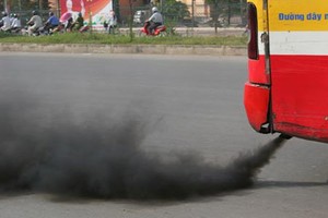 Trong quá trình hoạt động, các phương tiện giao thông thải lượng lớn các chất như: NO2, bụi, CO, hơi xăng, dầu... vào môi trường, gây ô nhiễm, ảnh hưởng đến sức khỏe của con người.