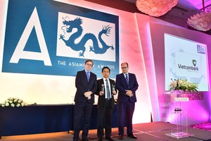 Đại diện Vietcombank, ông Nguyễn Mạnh Hùng - Ủy viên Hội đồng quản trị (đứng giữa) nhận giải thưởng do Tạp chí Asiamoney trao tặng.