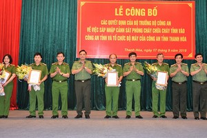 Thiếu tướng Nguyễn Hải Trung - Giám đốc Công an tỉnh Thanh Hóa trao Quyết định và tặng hoa chúc mừng các đồng chí Phó Giám đốc.