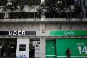 Grab và Uber bị Singapore phạt 9,5 triệu USD vì thương vụ sáp nhập.