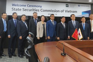 Mở rộng hợp tác quốc tế và tìm kiếm những giải pháp nâng tầm thị trường luôn là công việc được Ủy ban Chứng khoán Nhà nước đặc biệt quan tâm
Trong ảnh: Nhà quản lý làm việc tại Tập đoàn Shinhan Bank, Hàn Quốc trong chuỗi sự kiện xúc tiến đầu tư vào Việt Nam, tháng 4/2018