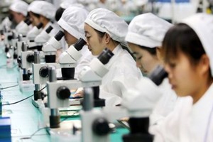 Công nhân Trung Quốc trong một nhà máy sản xuất điện thoại tại An Huy. Ảnh: AFP.