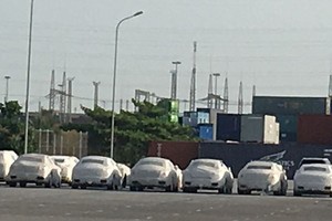 Nhiều siêu xe nằm ở cảng Tân Vũ, Hải Phòng gần 2 năm nay nhưng doanh nghiệp chưa đến làm thủ tục. (Ảnh minh họa/Tuấn Nguyễn).