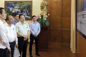 Thủ tướng Chính phủ thị sát, kiểm tra tình hình xây dựng hệ thống công nghệ thông tin của Ủy ban.