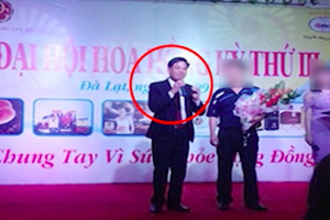 Bị can Nguyễn Thế Anh (bìa trái) trong một hoạt động của công ty. Ảnh chụp màn hình. 