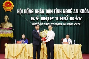 Đồng chí Nguyễn Xuân Sơn, Phó Bí thư Thường trực Tỉnh ủy, Chủ tịch HĐND tỉnh Nghệ An chúc mừng đồng chí Thái Thanh Quý. Ảnh báo Nghệ An.