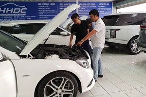 Ô tô cũ đã qua sử dụng lại có giá cao hơn cả những chiếc xe mới chưa từng lăn bánh. Ảnh: Vietnamnet.