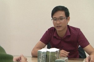 Tới cùng tang vật tại cơ quan điều tra. Ảnh: Hà Tâm.