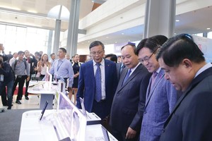 Thủ tướng Chính phủ Nguyễn Xuân Phúc (thứ ba, từ phải qua), Bộ trưởng Bộ Kế hoạch và Đầu tư Nguyễn Chí Dũng (ngoài cùng, bên phải) thăm gian hàng của Sam sung tại triển lãm tổ chức nhân Hội nghị 30 năm thu hút FDI.