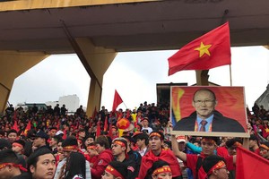 Mái của sân Hàng Đẫy mới được thiết kế đóng mở bao trùm toàn sân.