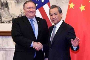 Ngoại trưởng Mỹ Mike Pompeo và Ngoại trưởng Trung Quốc Vương Nghị. (Nguồn: Reuters).