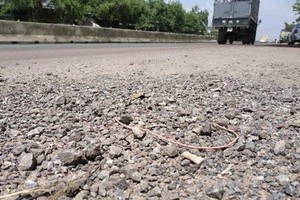 Có những đoạn trên quốc lộ 1A đoạn đi qua Bình Định mặt đường rất xấu. (Ảnh: Quốc Dũng/TTXVN).