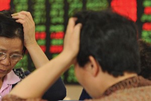 Đối diện những mối đe dọa từ Mỹ, chứng khoán Trung Quốc lao dốc