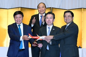 Thủ tướng Chính phủ Nguyễn Xuân Phúc (hàng 2) chứng kiến Lễ Công bố đường bay của Vietjet