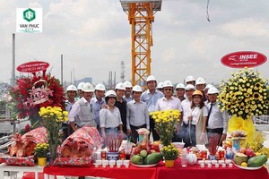 Lãnh đạo Tập đoàn Đại Phúc cùng các nhà thầu tổ chức cất nóc gần 200 căn nhà phố