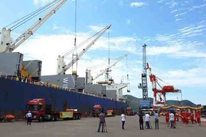 Hiện chưa rõ việc tái chuyển nhượng lô cổ phần 75,1% do Công ty Khoáng sản Hợp Thành đang nắm giữ sẽ được thực hiện trên nguyên tắc nào, đơn vị nào sẽ đứng ra mua lại, kinh phí sẽ được lấy từ đâu...