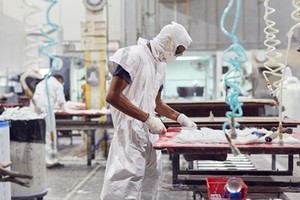 Một công nhân trong nhà máy của JL Audio. Ảnh: WSJ.