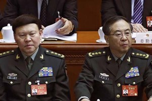 Trương Dương (trái) và Phòng Phong Huy, hai cựu tướng vừa bị khai trừ khỏi đảng Cộng sản Trung Quốc. Ảnh: AP.