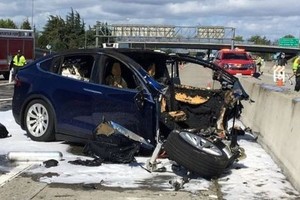 Nhiều tài xế có thói quen sử dụng điện thoại khi lái xe. Ảnh: Caradias.