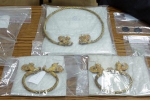 Những chiếc vương miện, vòng cổ, vòng tay và đồng xu bằng vàng mà hai bên mua bán chui.