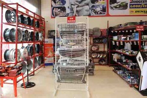 Không chỉ xâm nhập bằng xe nguyên chiếc, người Thái đang "tấn công" thị trường linh phụ kiện xe hơi, để "đấu" sản phẩm Trung Quốc tại Việt Nam.