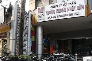 Chứng khoán Nhật Bản thoát nguy cơ bị ngừng hoạt động