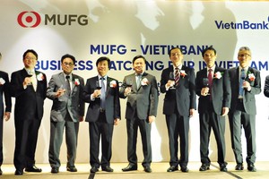 Đại diện Ban Lãnh đạo VietinBank và MUFG chúc mừng sự thành công của sự kiện.