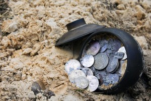 Hũ chứa 90 đồng xu bạc mà cặp vợ chồng về hưu đào được trong vườn nhà.