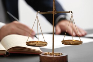 Giám đốc phải điều hành hoạt động công ty theo quy định pháp luật, điều lệ công ty, hợp đồng lao động, quyết định của hội đồng quản trị, nếu làm trái và gây thiệt hại thì phải bồi thường.