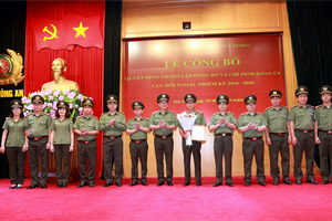 Thứ trưởng Nguyễn Văn Thành trao quyết định và chúc mừng Đảng bộ Cục Đối ngoại nhiệm kỳ 2018 - 2020; chúc mừng các đồng chí được chỉ định tham gia Ban Thường vụ Đảng ủy. Ảnh Mps.gov.vn.