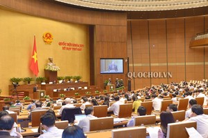 Ngày 31/10, dưới sự chủ trì của Chủ tịch Quốc hội Nguyễn Thị Kim Ngân, Quốc hội khóa XIV tiếp tục họp phiên toàn thể tại hội trường chất vấn các thành viên Chính phủ.