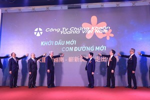 Ông Trần Văn Dũng - Chủ tịch Ủy ban Chứng khoán Nhà nước (đứng thứ 5, từ trái sang), Ngài đại sứ Richard Shih - Trưởng Văn phòng Kinh tế Văn hóa Đài Bắc tại Việt Nam (đứng thứ 4, từ trái sang) cùng Ban lãnh đạo Tập đoàn Tài chính Yuanta thực hiện nghi thức ra mắt CTCK Yuanta Việt Nam.