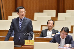 Bộ trưởng Nguyễn Mạnh Hùng trả lời chất vấn sáng 1/11 (Ảnh: Quốc hội).