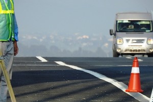 Mặt cầu nhấp nhô lượn sóng. Ảnh: Minh Cương.