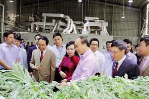 Thủ tướng Nguyễn Xuân Phúc cùng đoàn công tác Trung ương tới thăm Nhà máy chiết xuất dược liệu của Traphaco tại Lào Cai.