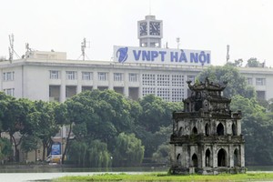 Biển chữ Bưu điện Hà Nội được đổi tên VNPT Hà Nội từ tháng 10/2015. ảnh:Tất Định.