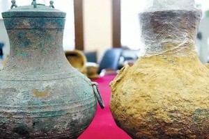 Hai chiếc bình đồng cổ được tìm thấy trong khu mộ được cho là có từ cuối triều Tây Hán. (Nguồn: Baidu).