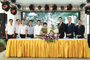 CEO Nguyễn Quang Huy (thứ ba bên phải) trong lễ ký kết quản lý Tòa nhà 6th Element.