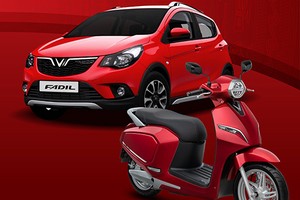 Ôtô cỡ nhỏ Fadil và xe máy điện Klara xuất hiện trên bảng quảng cáo tại một toà nhà ở Hà Nội. 