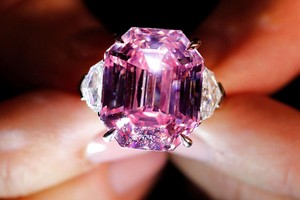 Viên kim cương hồng 18,96 carat có giá ước chừng gần 1.200 tỷ đồng. (Nguồn: Denis Balibouse | Reuters).