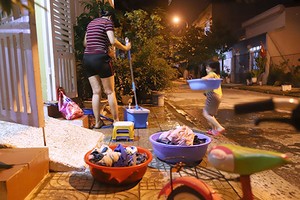 Nhiều nhà dân ở Đà Nẵng phải tranh thủ lúc thấp điểm để giặt tay vì máy giặt không đủ nước hoạt động. Ảnh: Nguyễn Đông.