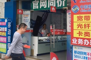 Một cửa hàng điện thoại tại Pinghai. Ảnh: Nikkei.