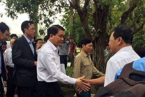 Ông Nguyễn Đức Chung - Chủ tịch UBND TP.Hà Nội trong lần về đối thoại với nhân dân xã Đồng Tâm (huyện Mỹ Đức).