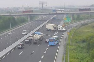 Xe container quay đầu, đi ngược chiều trên cao tốc Hà Nội - Hải Phòng sáng 10/11.