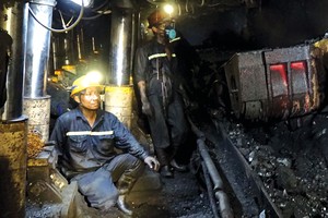 Đẩy mạnh cơ giới hóa giúp năng suất khai thác than lò chợ 9 tháng đầu năm 2018 đạt 6,43 tấn/công, tăng 1,3 lần so với năm 2015.