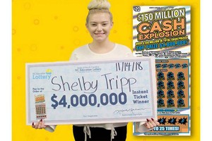 Shelby Tripp đã trúng 4 triệu USD của loại xổ số cào Cash Explosion sau khi mẹ cô khuyên cô nên mua vé số. (Nguồn: The Charlott Observer).