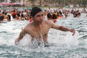 Việc xây dựng các trạm quan trắc sẽ giúp người dân yên tâm hơn khi tắm biển Đà Nẵng. Ảnh: Nguyễn Đông.