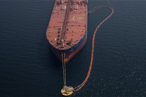 Dầu thô toàn cầu đã mát hơn 20% trong 6 tuần qua. Ảnh: Bloomberg.