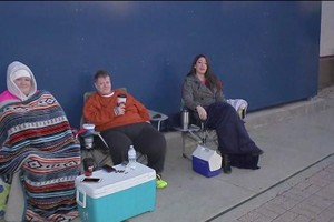 Sydney Armstrong (trái) và Sherrel Pratt (giữa) bên ngoài siêu thị của Best Buy. Ảnh: ABC 13.