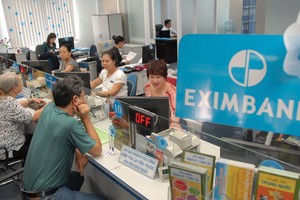 Các chuyên gia khuyến nghị, đối với giao dịch gửi tiền, khách hàng nên giao dịch trực tiếp tại quầy ngân hàng.